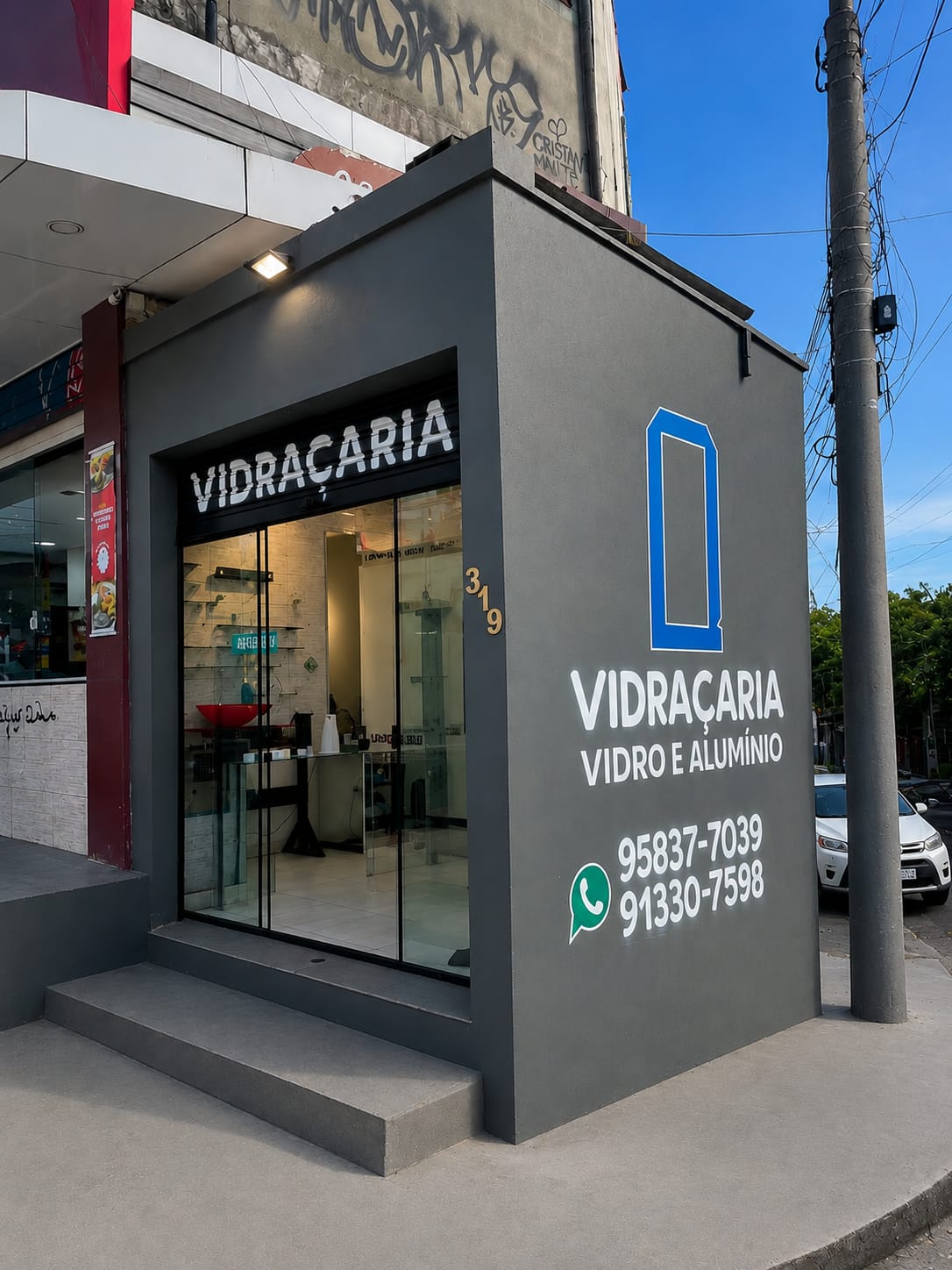 Fachada comercial moderna em vidro e alumínio
